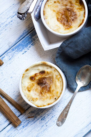 Schale mit türkischem Milchreis aus dem Ofen mit Zimt, lizenzfreies Stockfoto