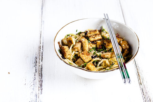 Schüssel mit Zoodles und gebratenem Tofu - SBDF03858