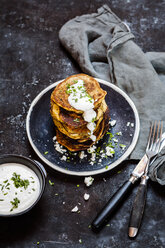 Stapel Zucchiniküchlein mit Knoblauch-Joghurt-Sauce und Feta - SBDF03863