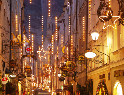 Österreich, Salzburg, Altstadt, Getreidegasse, Weihnachtsbeleuchtung, lizenzfreies Stockfoto