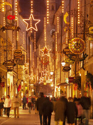 Österreich, Salzburg, Altstadt, Getreidegasse, Weihnachtsbeleuchtung - WWF04486