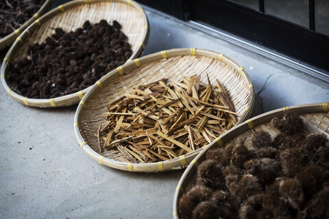 Nahaufnahme von Yashabuji, Haze und Kuri Chestnut in der Färberei einer Textilfabrik., lizenzfreies Stockfoto