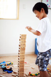 Junge spielt in einer japanischen Vorschule mit Jenga-Hartholzspiel. - MINF09629