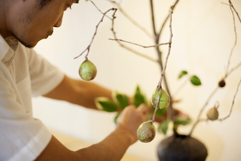 Japaner in einer Blumengalerie, der an einem Ikebana-Arrangement arbeitet., lizenzfreies Stockfoto