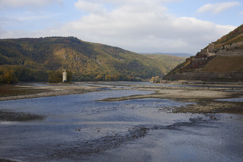 Germany, Rhineland-Palatinate, Bingen, Rhine river, low tide near Nahe mouth, Mouse Tower and Rheinfels - BSCF00586