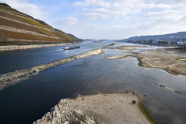 Deutschland, Rheinland-Pfalz, Bingen, Rhein, Niedrigwasser, Frachtschiff - BSCF00588