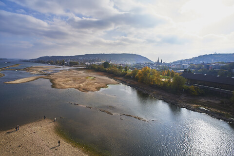 Deutschland, Rheinland-Pfalz, Bingen, Rhein bei Nahemündung, Niedrigwasser, lizenzfreies Stockfoto