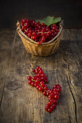 Rote Johannisbeeren im Korb auf Holz - LVF07562