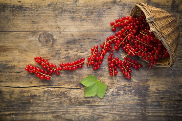 Red currants in basket on wood - LVF07564