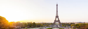 Frankreich, Paris, Eiffelturm mit Place du Trocadero und Stadtbild bei Sonnenaufgang - WDF04867