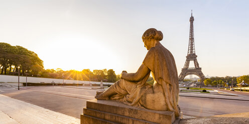 Frankreich, Paris, Eiffelturm mit Statue am Place du Trocadero - WDF04868