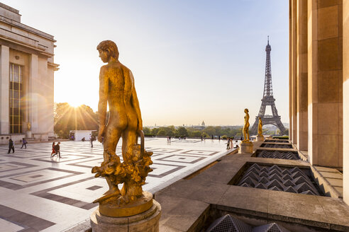 Frankreich, Paris, Eiffelturm mit Statuen am Place du Trocadero - WDF04869