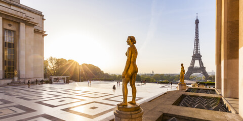 Frankreich, Paris, Eiffelturm mit Statuen am Place du Trocadero, lizenzfreies Stockfoto