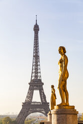 Frankreich, Paris, Eiffelturm mit Statuen am Place du Trocadero - WDF04871