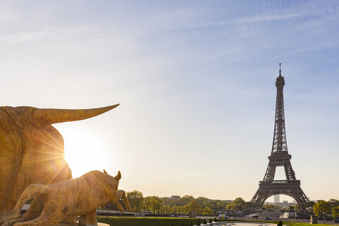 Frankreich, Paris, Eiffelturm mit Statuen am Place du Trocadero bei Sonnenaufgang, lizenzfreies Stockfoto