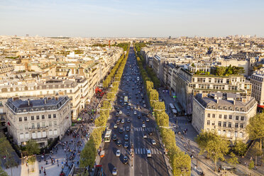 Frankreich, Paris, Stadtbild mit Avenue des Champs-Elysees - WDF04876