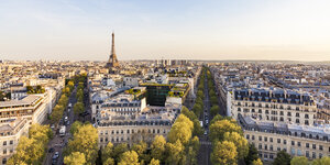 Frankreich, Paris, Stadtbild mit Place Charles-de-Gaulle, Eiffelturm und Wohngebäuden - WDF04878