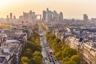 Frankreich, Paris, Stadtbild mit Avenue de la Grande Armee und La Defense - WDF04880