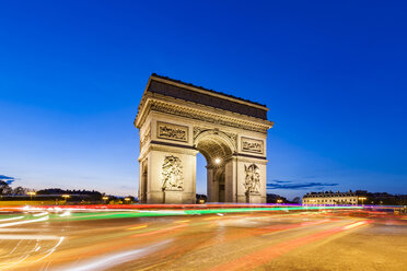 Frankreich, Paris, Place Charles-de-Gaulle, Arc de Triomphe und Verkehr bei Nacht mit Lichtspuren - WDF04887