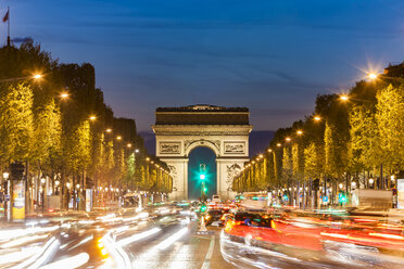 Frankreich, Paris, Champs-Elysees, Arc de Triomphe und Autos bei Nacht mit Lichtspuren - WDF04888