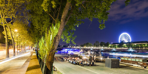 Frankreich, Paris, Champs-Elysees, Quai Anatole, Menschen am Seine-Ufer bei Nacht - WDF04889