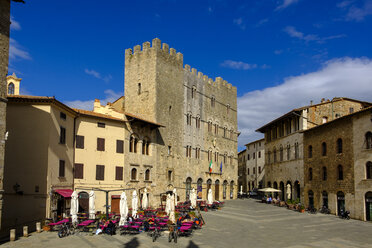 Italy, Tuscany, Massa Marittima, Piazza Garibaldi with Palazzo Comunale and Palazzo dei Conti di Biserno - LB02266