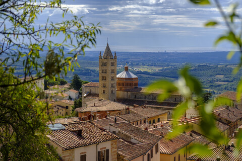 Italien, Toskana, Massa Marittima, Stadtbild mit Dom von Massa Marittima, lizenzfreies Stockfoto