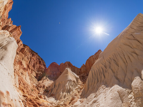 Portugal, Algarve, Felsformationen im Gegenlicht der Sonne, lizenzfreies Stockfoto