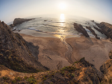 Portugal, Alentejo, Zambujeira do Mar, Praia dos Alteirinhos, Felsformationen am Strand am Abend - LAF02176