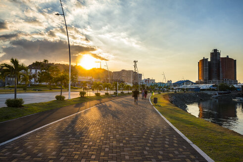 Panama, Panama-Stadt, Casco Viejo, Promenade bei Sonnenuntergang - RUNF00229