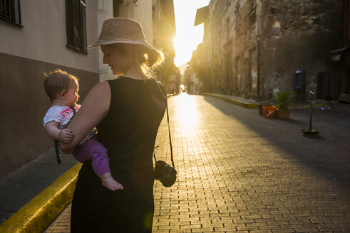 Panama, Mutter und kleines Mädchen besuchen Panama City bei Sonnenuntergang - RUNF00239