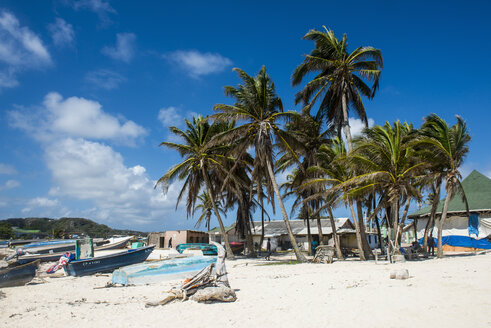 Carribean, Colombia, San Andres, fishing boats on palm beach - RUNF00240