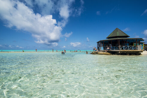 Karibik, Kolumbien, San Andres, Touristen in einem Ferienort auf El Acuario - RUNF00244