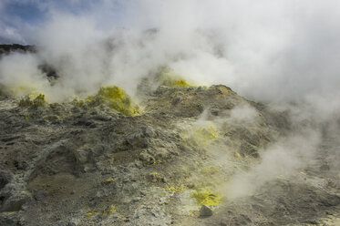 Hokkaido, Akan Mashu National Park, Schwefelstücke auf Iozan, Schwefelberg, aktives Vulkangebiet - RUNF00254