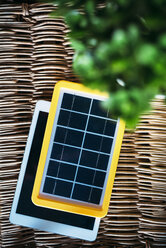 Solarzellen-Ladegerät, Tablet und eine Pflanze - GEMF02562