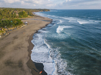 Indonesien, Bali, Luftaufnahme von Surfern am Strand von Balian - KNTF02349