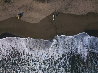 Indonesien, Bali, Luftaufnahme eines Surfers am Strand von Balian - KNTF02350