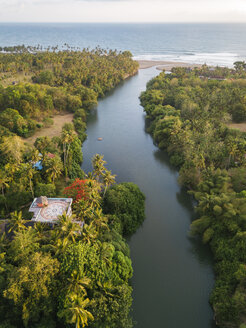 Indonesien, Bali, Luftaufnahme von Balian Strand, tropischer Fluss - KNTF02355