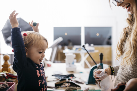 Mutter und kleine Tochter spielen mit Modeaccessoires zu Hause, lizenzfreies Stockfoto