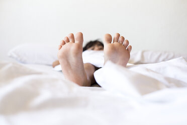 Feet of girl lying in bed - ERRF00068