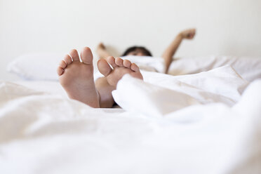Feet of girl lying in bed - ERRF00069