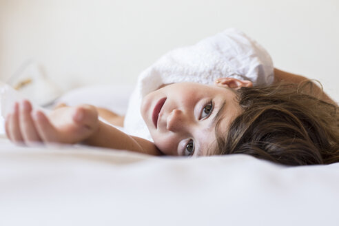 Portrait of little girl lying in bed - ERRF00074