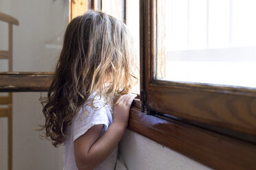 Kleines Mädchen schaut aus dem Fenster - ERRF00078