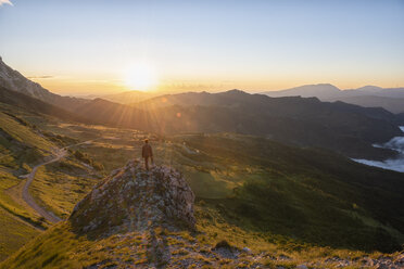 Italien, Umbrien, Nationalpark Sibillini, Wanderer bei Sonnenaufgang auf einem Aussichtspunkt - LOMF00748