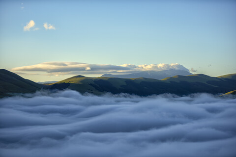 Italien, Umbrien, Sibillini-Nationalpark, Sibillini-Berge bei Sonnenaufgang, lizenzfreies Stockfoto