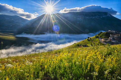 Italien, Umbrien, Nationalpark Sibillini, Piano Grande di Castelluccio di Norcia bei Sonnenaufgang - LOMF00757