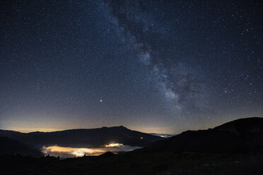 Italien, Umbrien, Nationalpark Sibillini, Milchstraße über den Sibillini-Bergen bei Nacht - LOMF00776