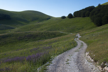 Italien, Umbrien, Sibillini-Nationalpark, Schotterstraße in den SIbillini-Bergen - LOMF00780