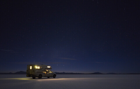 Bolivien, Salar de Uyuni, Camper am Salzsee unter Sternenhimmel, lizenzfreies Stockfoto