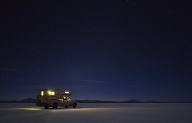 Bolivia, Salar de Uyuni, camper on salt lake under starry sky - SSCF00070